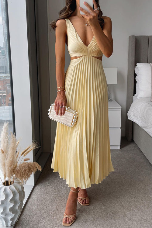 Elegant Pleated Maxi Dress with Flattering Fit