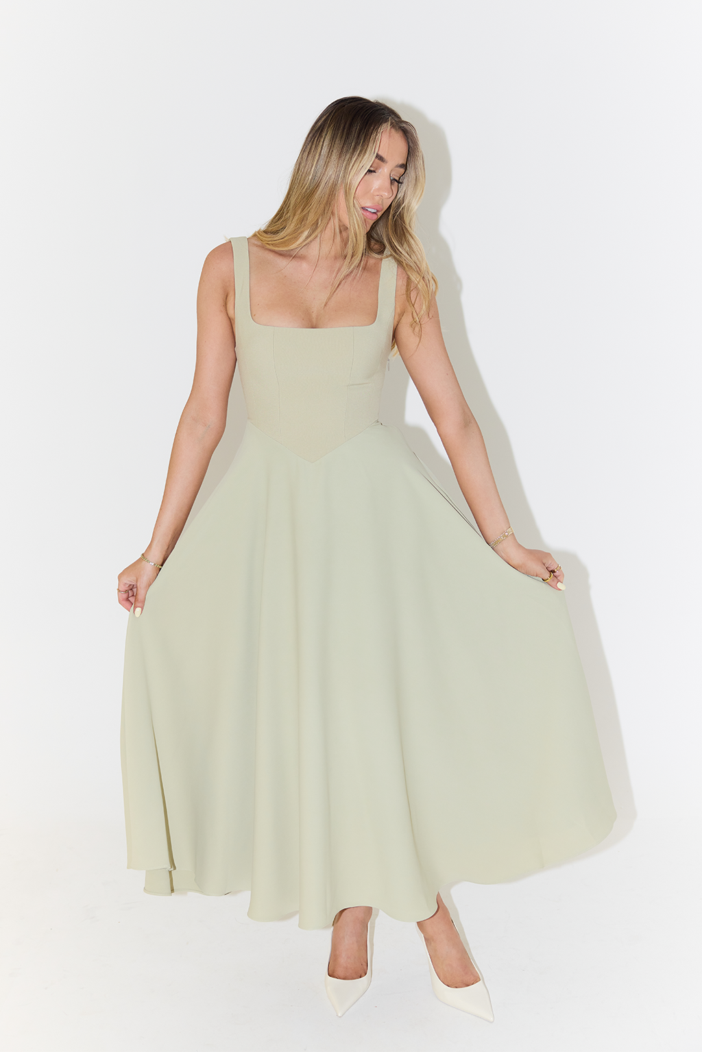 Chic Midi Dress with Flattering Fit