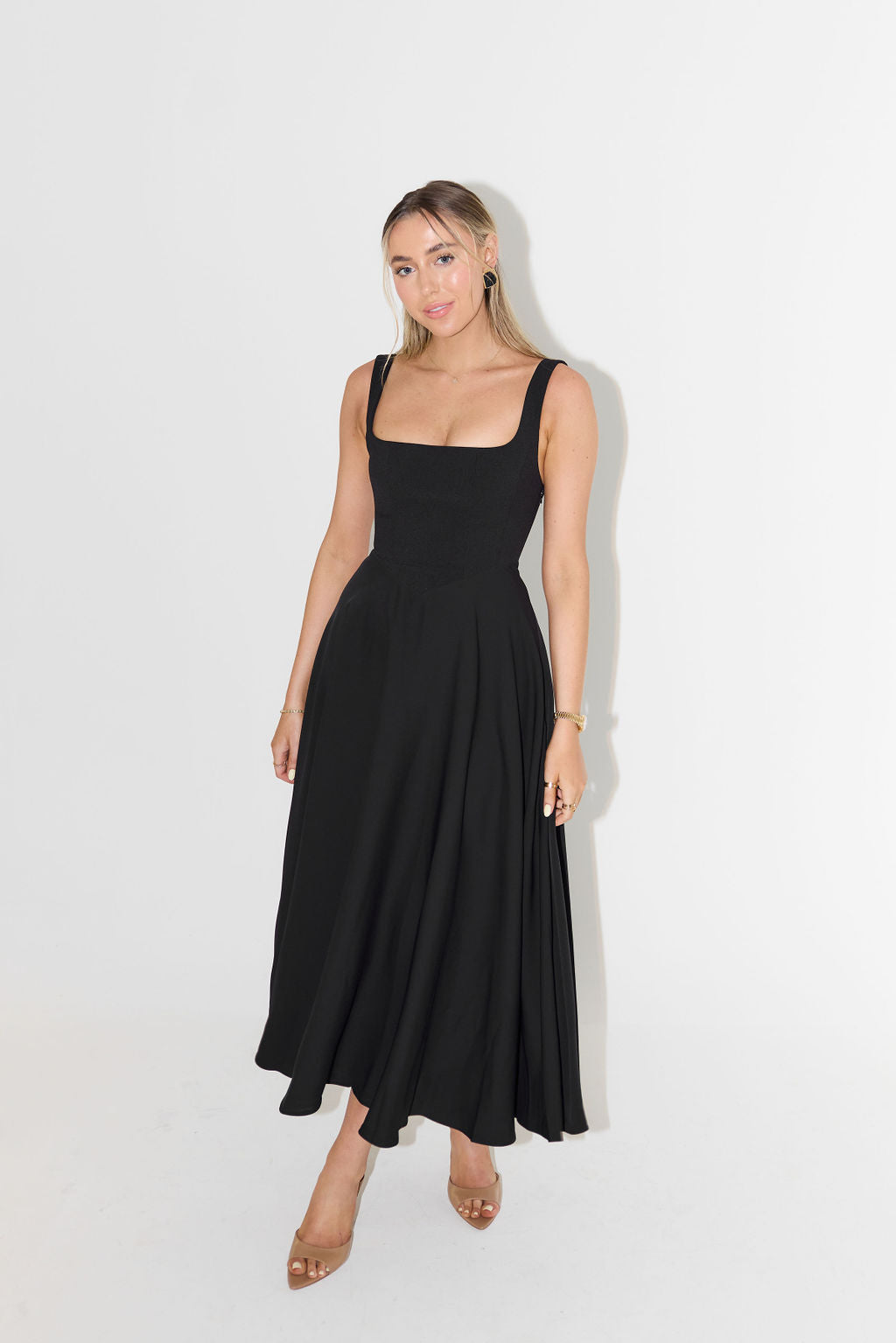 Chic Midi Dress with Flattering Fit